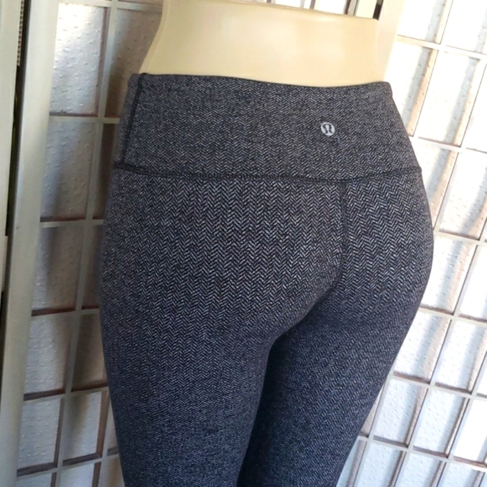 Lululemon black/gray woman leggings pants crop - Picture 2 of 5